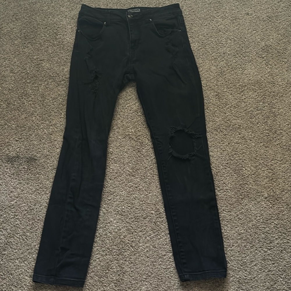 NWOT Men's black ripped skinny jeans. Waist size 30/30.